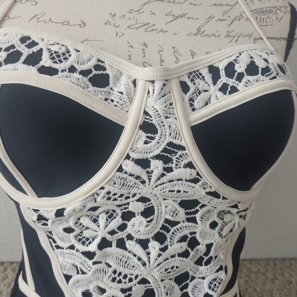 Black And white One Piece Swimsuit - Picture 4 of 7